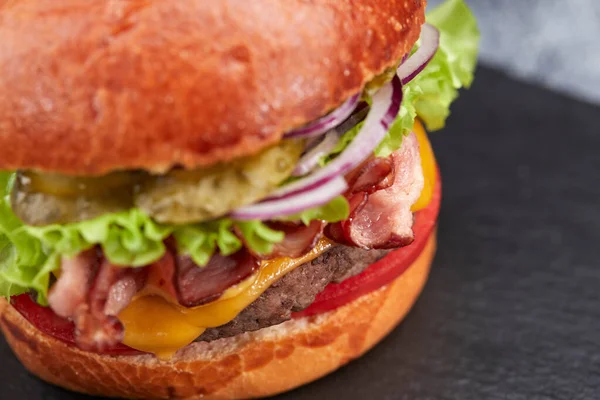 Ízletes Burger Marhahússal Zöldségekkel Közelről — Stock Fotó