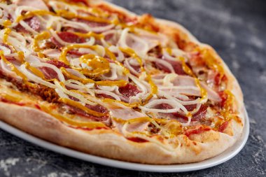 Beyaz tabakta taze pizza, üst manzara.