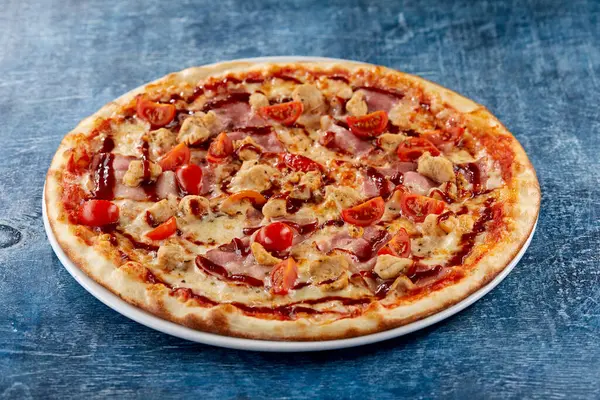 Pizza Fraîche Sur Assiette Blanche Vue Dessus — Photo