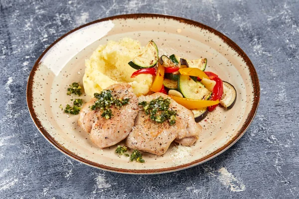 Huhn Mit Kartoffelpüree Und Gemüse Auf Teller Nahsicht — Stockfoto