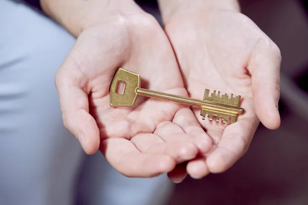 Nahaufnahme Der Menschlichen Hand Mit Goldenem Schlüssel Nahsicht — Stockfoto