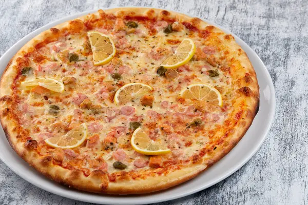 Friss Pizza Fehér Tányéron Felülnézet — Stock Fotó