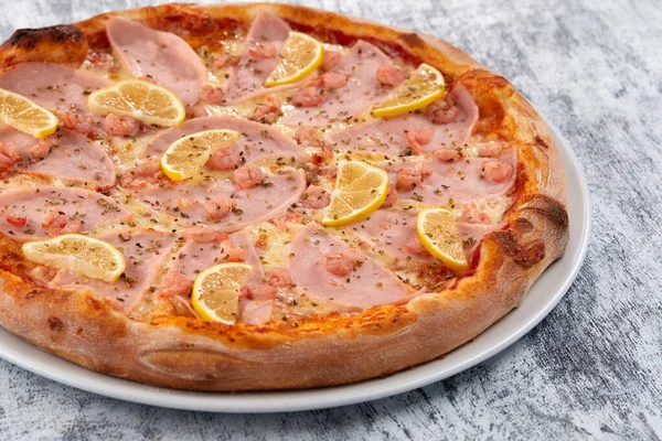 Beyaz Tabakta Taze Pizza Üst Manzara — Stok fotoğraf