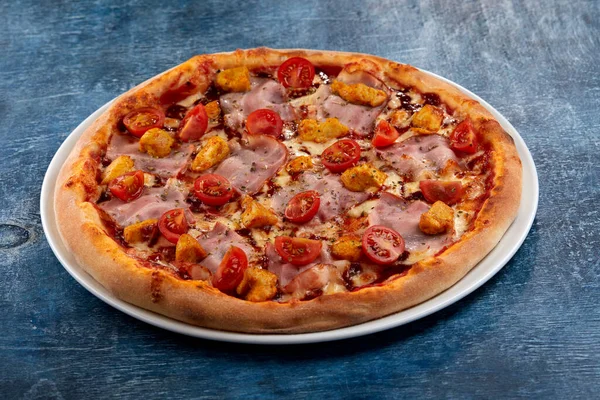 Färsk Pizza Vit Tallrik Ovanifrån — Stockfoto