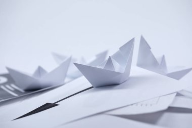 Açık arkaplanda kağıt tekneler, yakın görünüm 