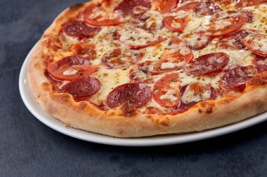 Beyaz tabakta lezzetli İtalyan pizzası.