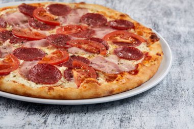 Beyaz tabakta lezzetli İtalyan pizzası.