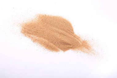 Beyaz arkaplanda izole edilmiş kuru kum yığını