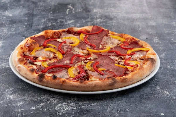 Varm Välsmakande Italiensk Pizza Vit Tallrik — Stockfoto