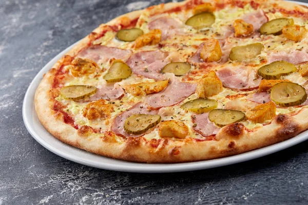 Hete Smakelijke Italiaanse Pizza Witte Plaat — Stockfoto