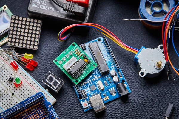 Reparaturen Elektronischen Platinen Und Werkzeugen Auf Schwarzem Hintergrund Nahansicht — Stockfoto