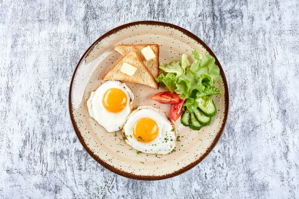 Spiegeleier Mit Gemüse Und Toast Auf Teller Nahsicht — Stockfoto