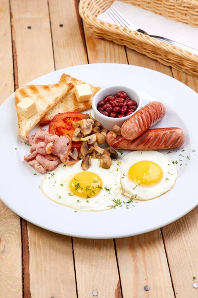 Desayuno Con Salchichas Huevos Plato Blanco Vista Cercana —  Fotos de Stock