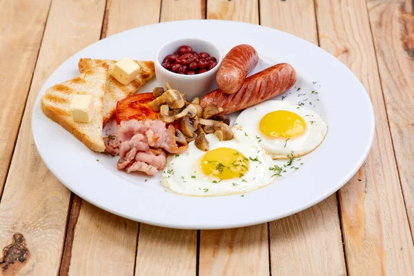 Desayuno Con Salchichas Huevos Plato Blanco Vista Cercana —  Fotos de Stock