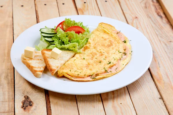 Omelete Com Legumes Frescos Torradas Prato Branco Vista Perto — Fotografia de Stock