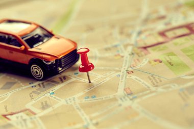 Haritadaki küçük oyuncak araba, seyahat konsepti 