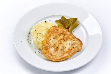 Beyaz tabakta patates püresi ve sebzeli tavuk, yakın görüş. 