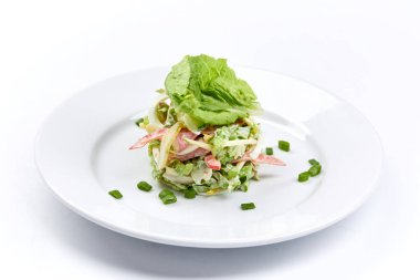 Beyaz tabakta taze vejetaryen salatası, yakın görüş. 