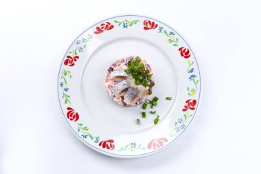 Beyaz tabakta ringa salatası, yakın görüş. 