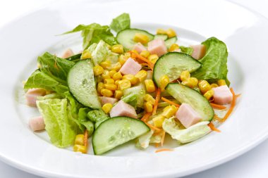 Beyaz tabakta jambonlu salata, yakın görüş. 