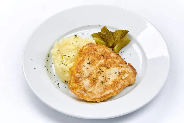 Kip Met Aardappelpuree Groenten Wit Bord Van Dichtbij Bekeken — Stockfoto