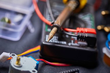 Siyah arkaplanda elektronik pano ve araç onarımları, yakın görünüm 