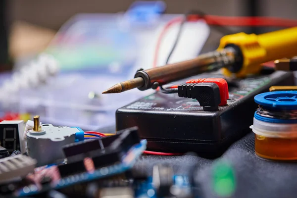 Reparaturen Elektronischen Platinen Und Werkzeugen Auf Schwarzem Hintergrund Nahansicht — Stockfoto