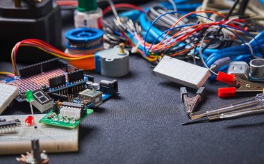 Siyah arkaplanda elektronik pano ve araç onarımları, yakın görünüm 