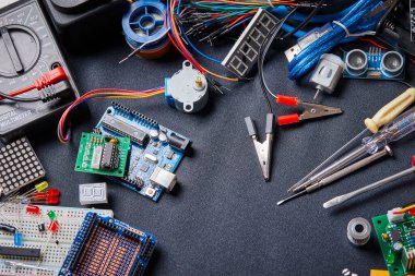 Siyah arkaplanda elektronik pano ve araç onarımları, yakın görünüm 