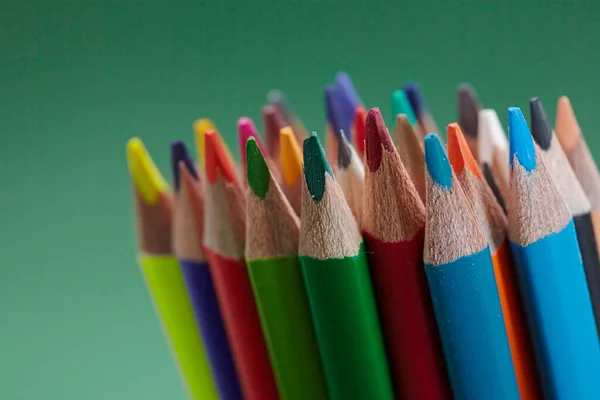 Yeşil Arkaplanda Renk Kalemleri Yakın Görünüm — Stok fotoğraf