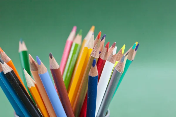 Crayons Couleur Sur Fond Vert Vue Rapprochée — Photo