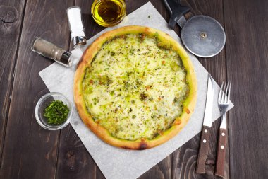 Sıcak, lezzetli bir pizza, yakın görüş. 