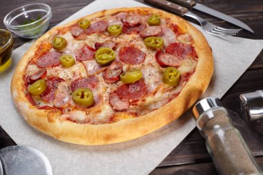 Sıcak, lezzetli bir pizza, yakın görüş. 