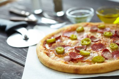 Sıcak, lezzetli bir pizza, yakın görüş. 