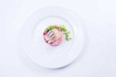 Beyaz tabakta ringa salatası, yakın görüş.