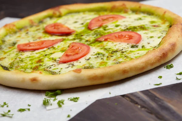 Hete Smakelijke Pizza Tafel Dichtbij Uitzicht — Stockfoto