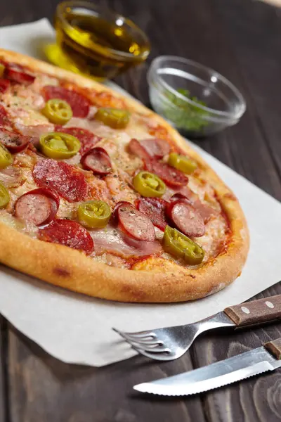 Hete Smakelijke Pizza Tafel Dichtbij Uitzicht — Stockfoto