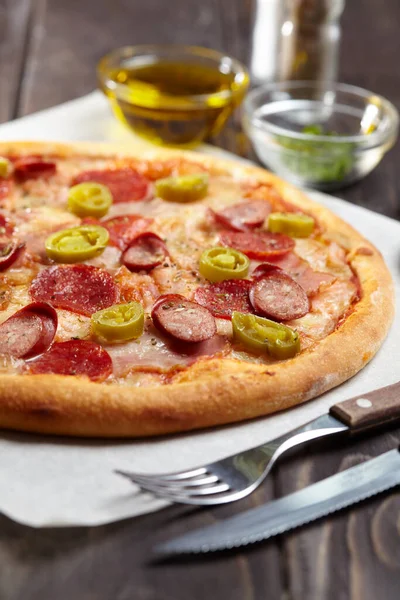 Sıcak Lezzetli Bir Pizza Yakın Görüş — Stok fotoğraf