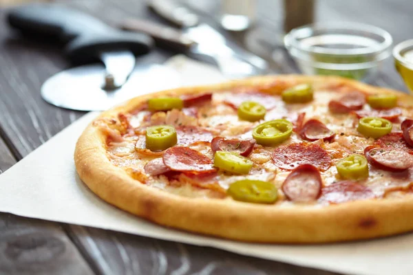 Hete Smakelijke Pizza Tafel Dichtbij Uitzicht — Stockfoto