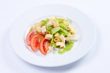 Beyaz tabakta taze salata, yakın görüş. 