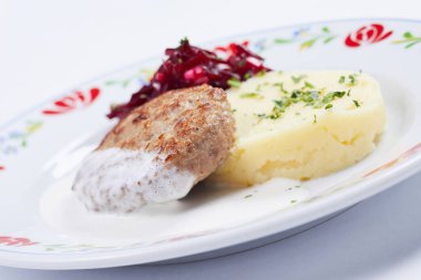 Beyaz tabakta patates püresiyle pirzola, yakın görüş. 