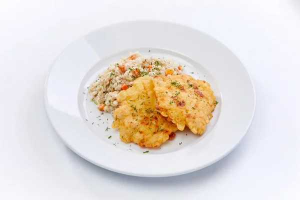 Petto Pollo Fritto Con Orzo Piatto Bianco Vista Vicino — Foto Stock