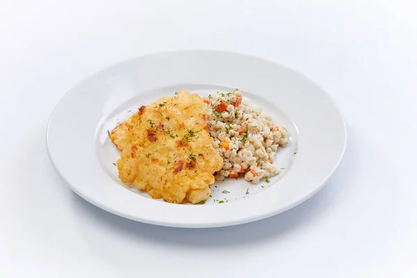 Gebakken Kipfilet Met Gerst Witte Plaat Van Dichtbij Bekeken — Stockfoto