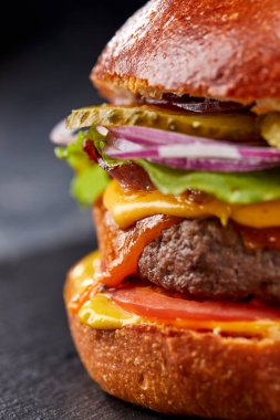 Sığır pirzolası ve sebzeli lezzetli burger, yakın görüş. 