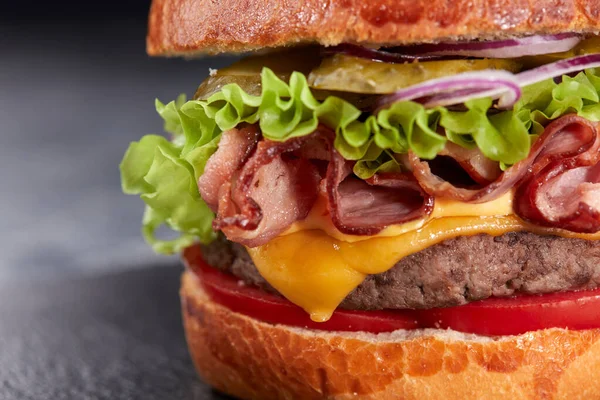 Νόστιμο Burger Μοσχαρίσιο Φιλέτο Και Λαχανικά Κοντινή Θέα — Φωτογραφία Αρχείου