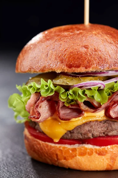 Smakelijke Hamburger Met Runderkotelet Groenten Dichtbij Uitzicht — Stockfoto