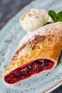 Dondurmalı vişneli turta, yakın görüş.