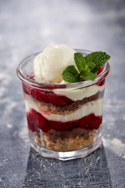 Gri arka planda taze meyve ve cam şerbetli dondurma, yakın görüş.