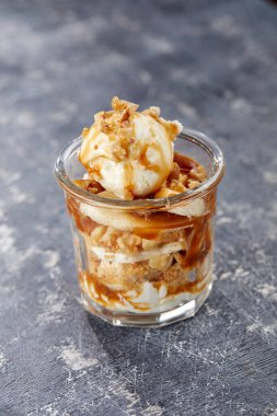 Gri arka planda taze meyve ve cam şerbetli dondurma, yakın görüş.