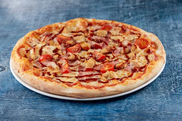 Italienische Pizza Auf Dunklem Hintergrund — Stockfoto